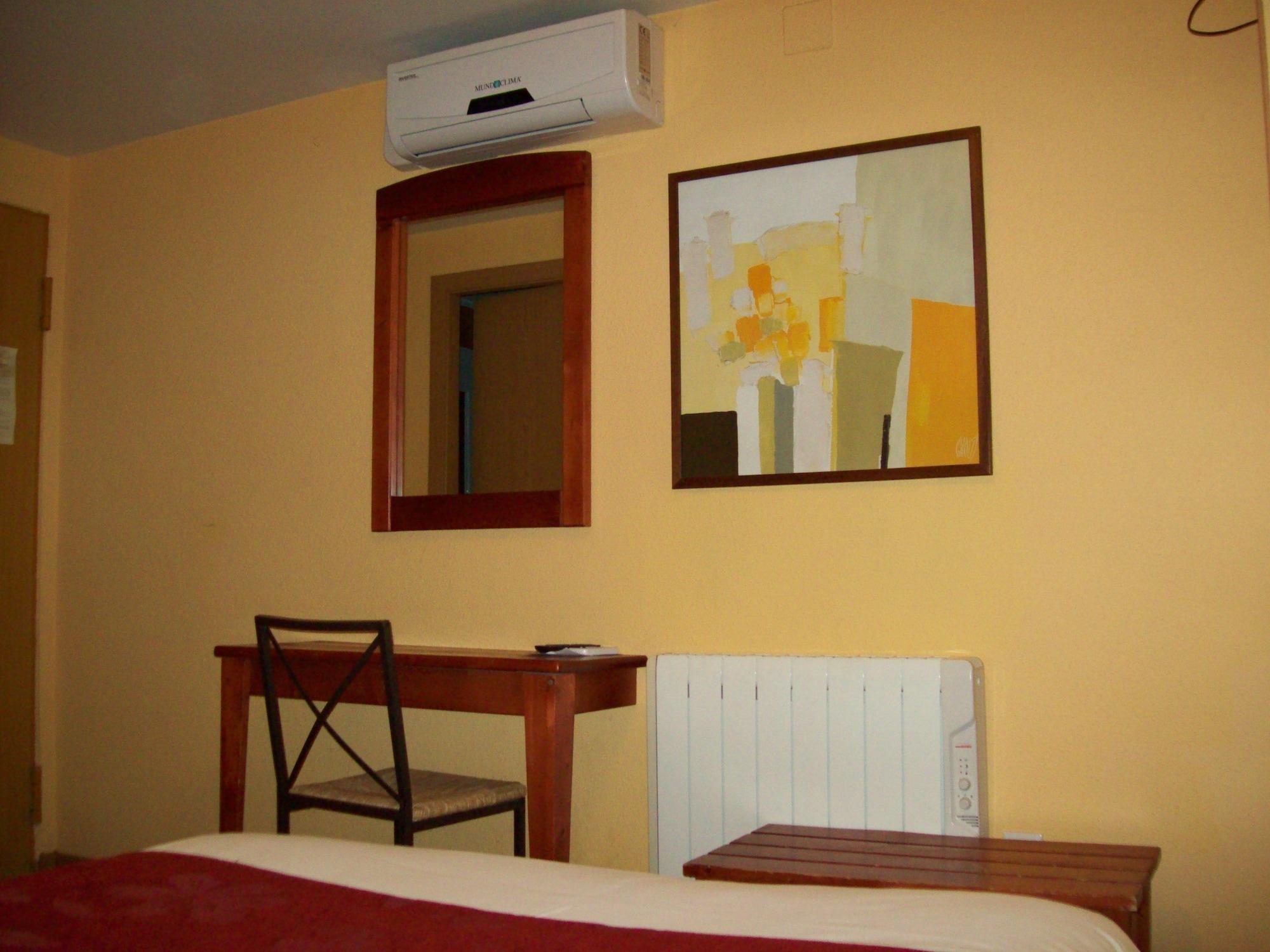 Hostal Restaurante Puerta Del Alcazar Avila Exterior photo