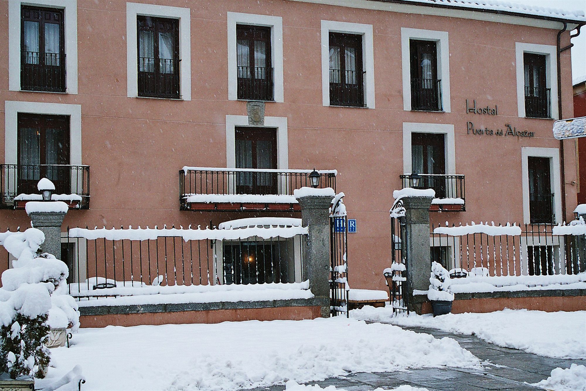 Hostal Restaurante Puerta Del Alcazar Avila Exterior photo